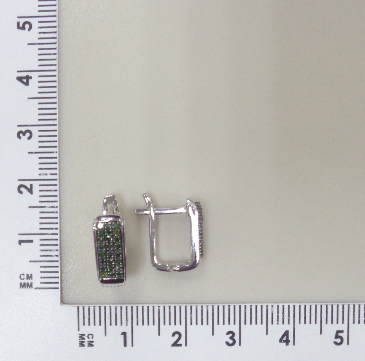 Серебряные серьги с зелеными бриллиантами